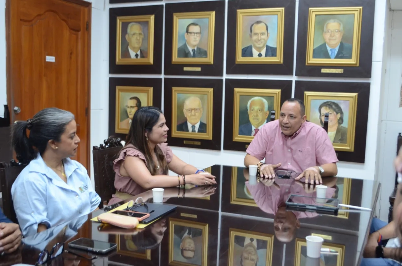 FOTOGRAFÍA VICEMINISTRA DE VIVIENDA, AYDEÉ MARSIGLIA BELLO, EL RECTOR DE LA UNIVERSIDAD DE CARTAGENA, WILLIAM MALKÚN CASTILLEJO JUNTO CON LA ALCALDÍA DE PROVIDENCIA EN ACUERDO PARA LA CONSTRUCCIÓN DE 100 VIVIENDAS EN EL MUNICIPIO