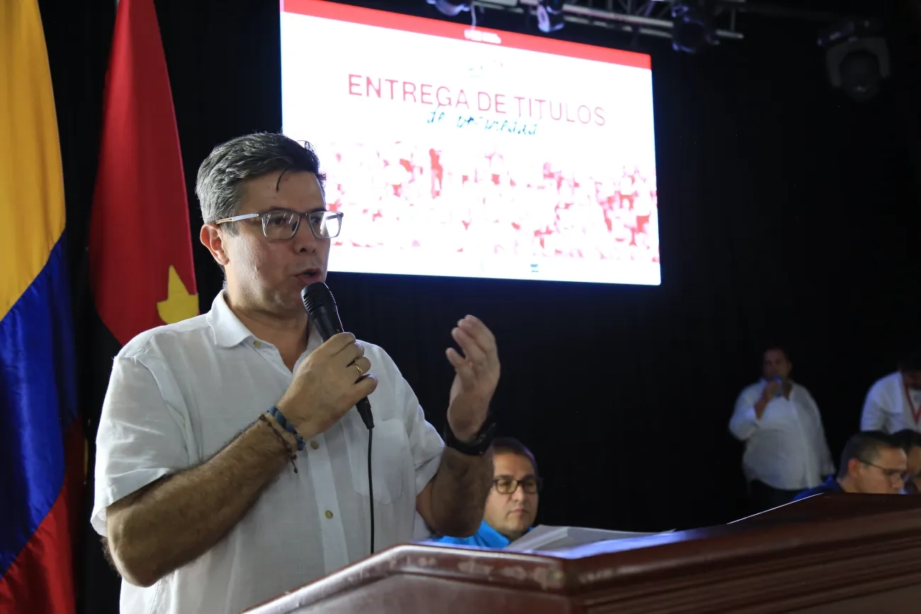 FOTOGRAFÍA, DIRECTOR DEL SISTEMA HABITACIONAL DEL MINISTERIO, JOSÉ ALEJANDRO BAYONA CHAPARRO, EN ENTREGA DE TITULACIÓN DE PREDIOS