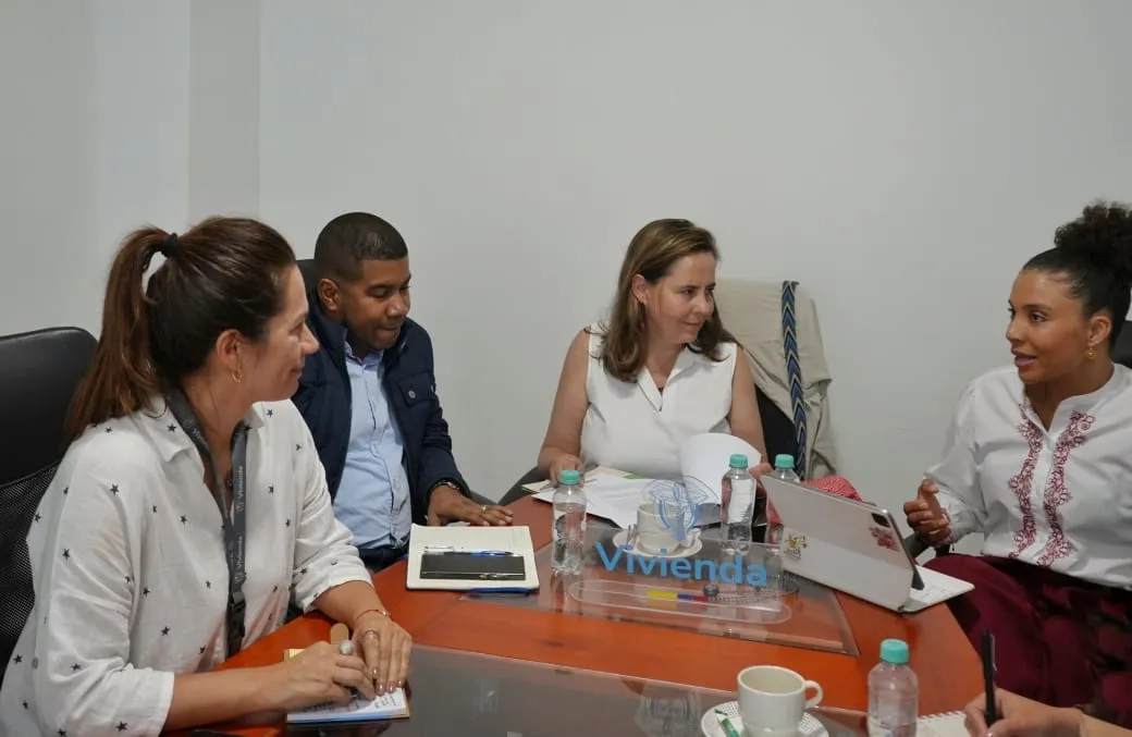 FOTOGRAFÍA MINISTRA DE VIVIENDA, HELGA MARÍA RIVAS ARDILA, CON LA VICEMINISTRA DE VIVIENDA, AYDEÉ MARSIGLIA BELLO, Y DE LA DIRECTORA DE INFRAESTRUCTURA Y DESARROLLO EMPRESARIAL, MÓNICA GARZÓN RODRÍGUEZ EN CONSULTORÍA DEL PLAN MAESTRO DE ACUEDUCTO Y ALCANTARILLADO DE QUIBDO