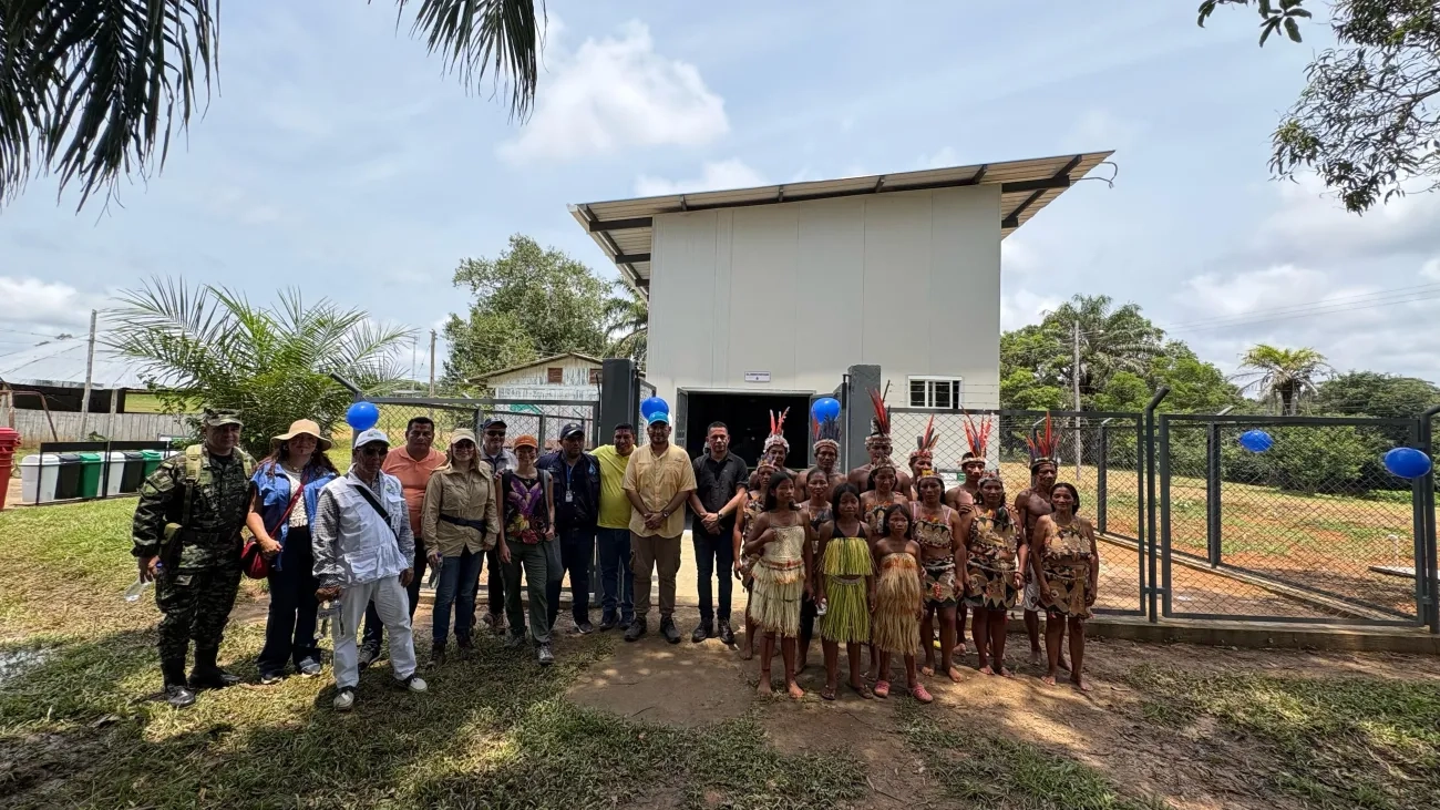 FOTOGRAFIÁ, VICEMINISTRO DE AGUA Y SANEAMIENTO BÁSICO, EDWARD LIBREROS, EL GOBERNADOR DEL VAUPÉS, LUIS ALFONSO GUTIÉRRE Y EL ALCALDE DE CARURÚ, JOSÉ ANTONIO FANDIÑO, EN INAUGURACIÓN DEL SISTEMA DE CAPTACIÓN DE AGUAS LLUVIAS EN CARURÚ, EN EL DEPARTAMENTO DE VAUPÉS