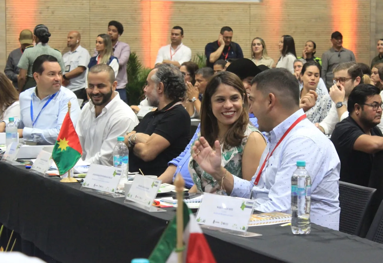 FOTOGRAFÍA MINISTRA (E) AYDEÉ MARSIGLIA Y VICEMINISTRO DE AGUA, EDWARD LIBREROS SE DIRIGEN A LA CUMBRE DE GOBERNADORES