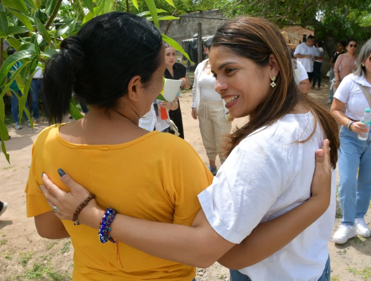 FOTOGRAFIA VICEMINISTRA DE VIVIENDA, AYDEÉ MARSIGLIA BELLO, JUNTO A BENEFICIARIA DE MEJORAIENTOS DE VIVIENDA EN EL CORREGIMIENTO LOS VENADOS DE VALLEDUPAR