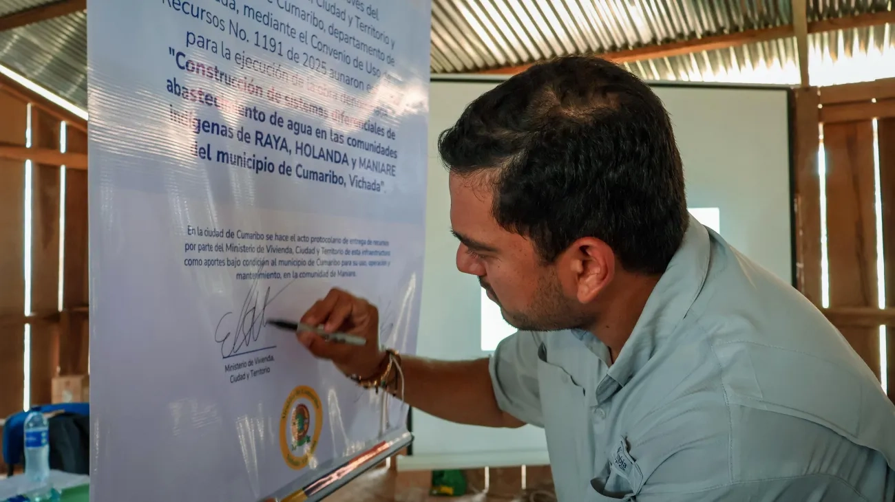 Viceministro de Agua firma el convenio que llevará agua a tres comunidades indígenas de Cumaribo, Vichada