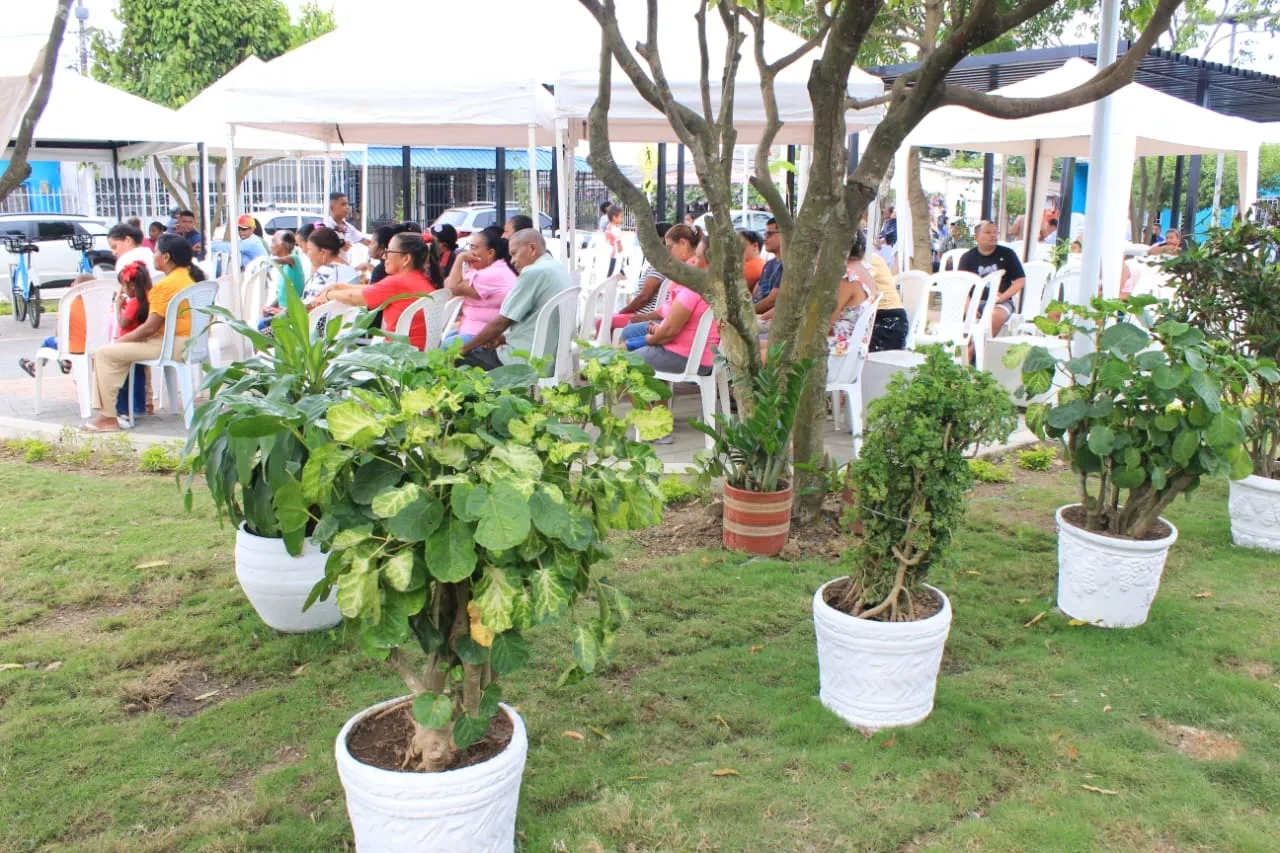 FOTOGRAFÍA ENTREGA MEJOPie de foto: El componente ambiental prevalece, los diseños contemplaron la vegetación existente y la iluminación de los espacios públicos es con paneles solares.RAMIENTO BARRIOS EN MONTERIA 031