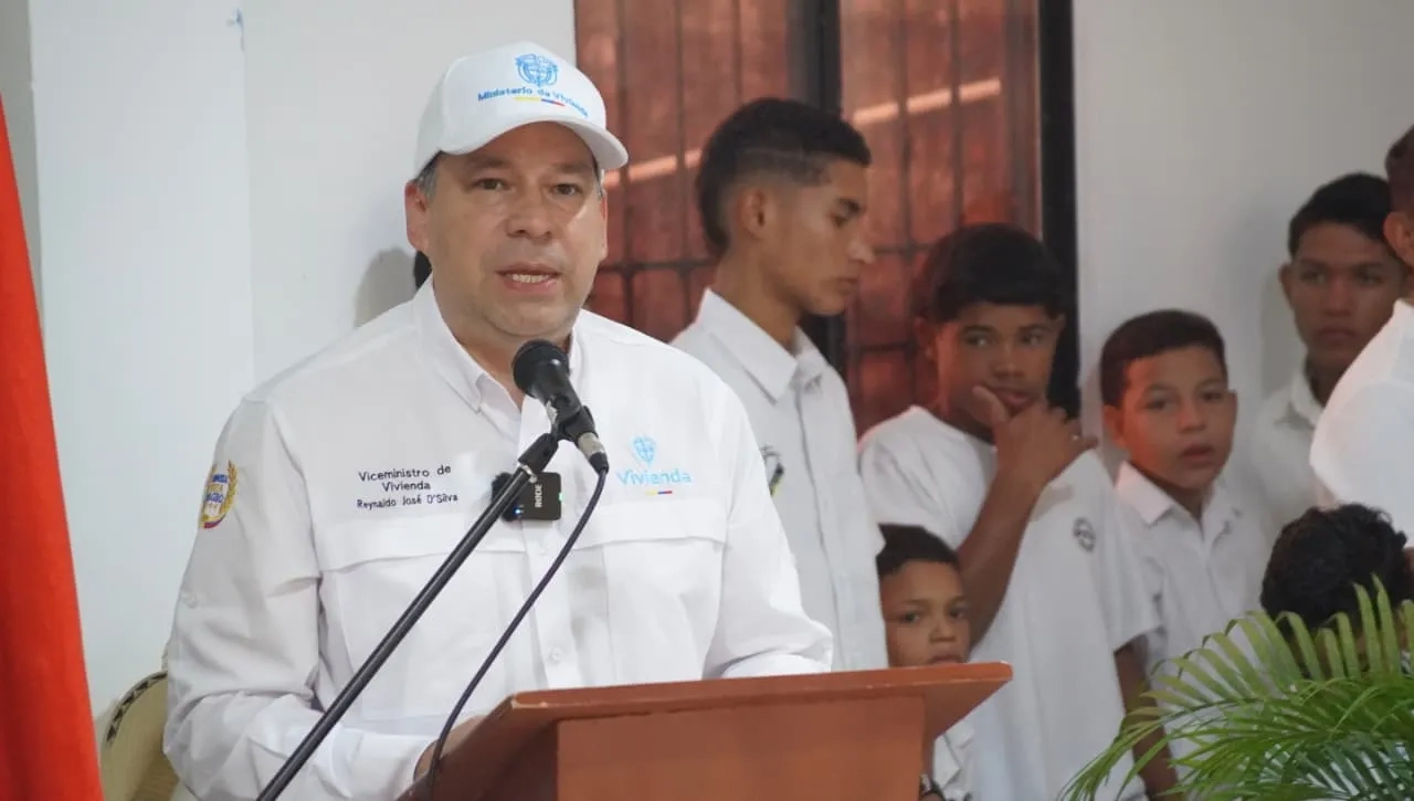 FOTOGRAFIA COMUNICADO TITULACION EN LA PAZ, CESAR 03