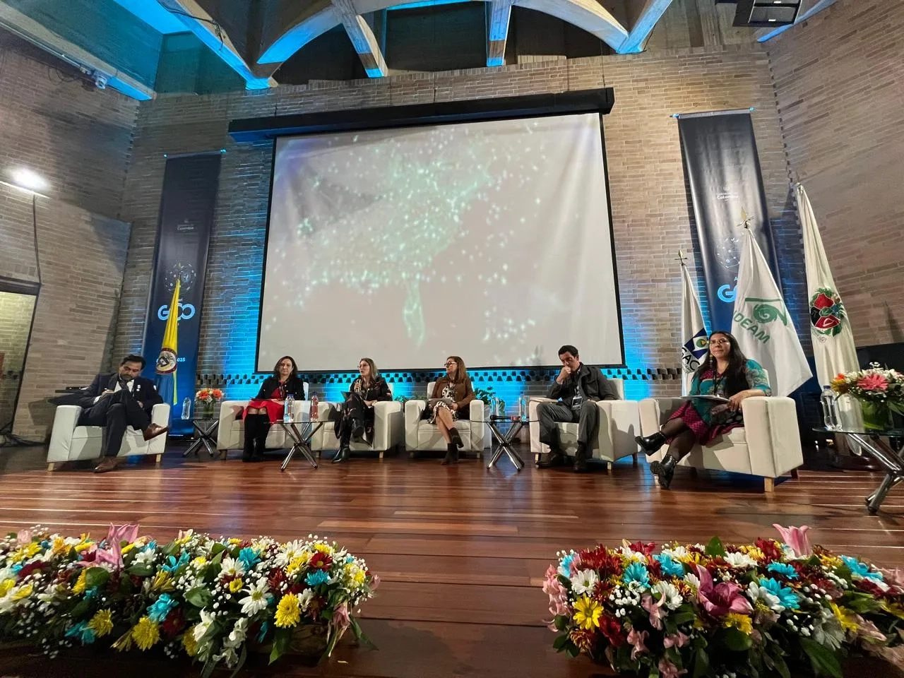 FOTOGRAFIA MINVIVIENDA EN PANEL AMERIGOE 2025
