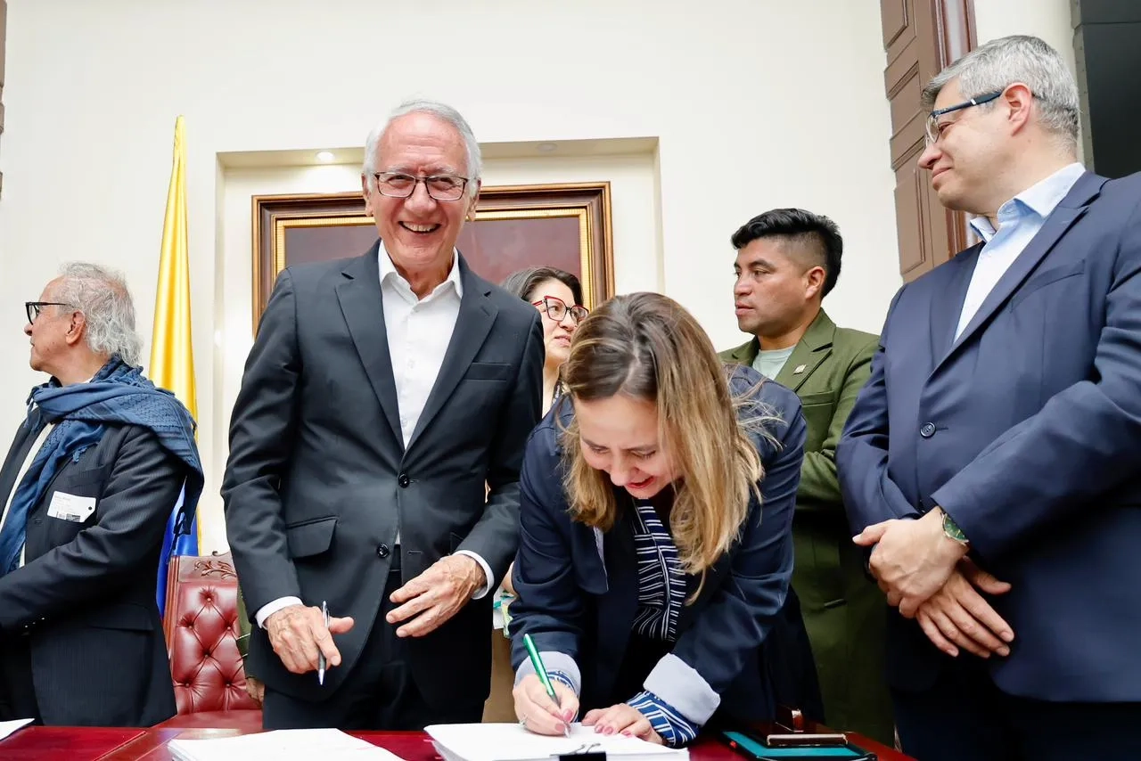 FOTOGRAFÍA GOBIERNO RADICA LEY DE COMPETENCIAS 01