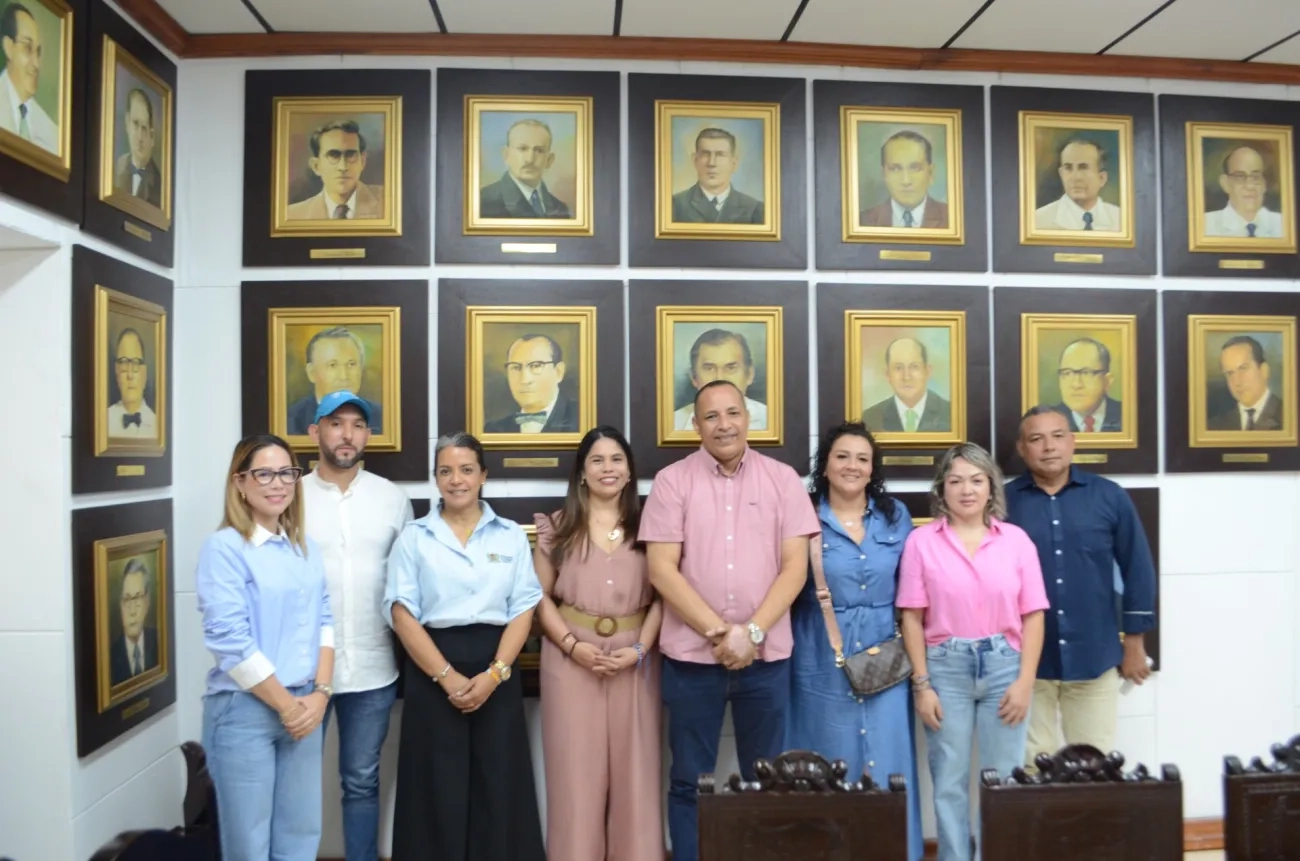 FOTOGRAFÍA VICEMINISTRA DE VIVIENDA, AYDEÉ MARSIGLIA BELLO, EL RECTOR DE LA UNIVERSIDAD DE CARTAGENA, WILLIAM MALKÚN CASTILLEJO JUNTO CON LA ALCALDÍA DE PROVIDENCIA EN ACUERDO PARA LA CONSTRUCCIÓN DE 100 VIVIENDAS EN EL MUNICIPIO