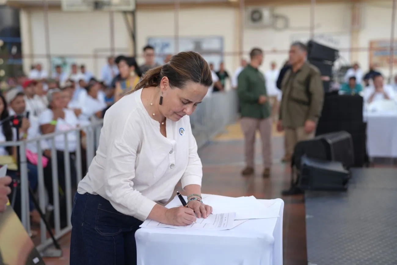 FOTOGRAFÍA MINISTRA DE VIVIENDA HELGA MARÍA RIVAS, EN FIRMA DE PACTO SOCIAL POR EL CATATUMBO