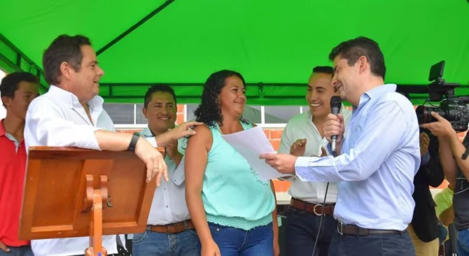 Estamos cerrando un ano muy exitoso para la vivienda en todo el pais Ministro Henao Cardona