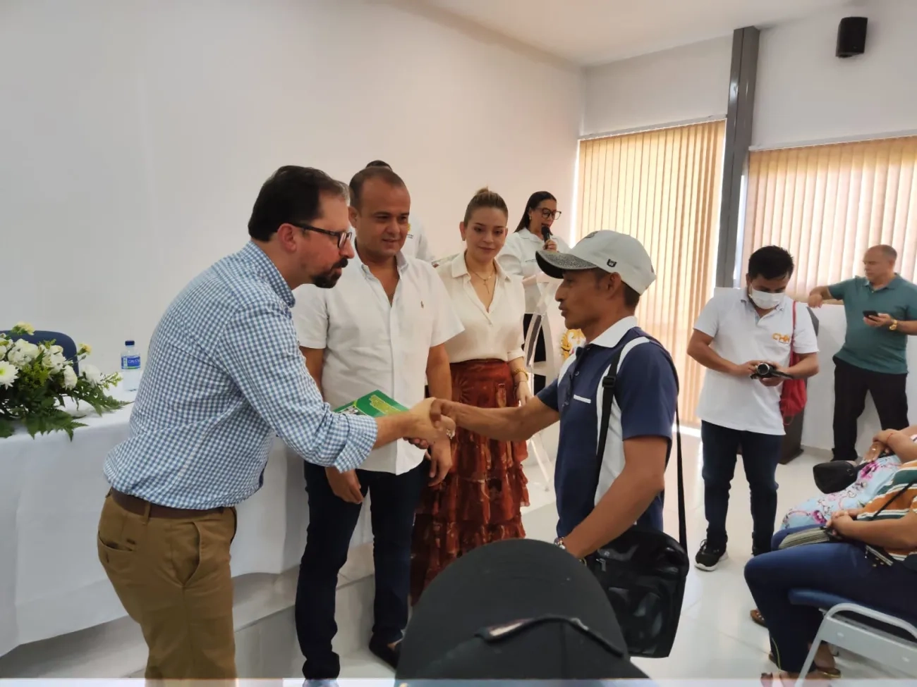 Hogares vulnerables de Sahagún, Córdoba, recibieron el título de propiedad de su vivienda: Fotos: Minvivienda y cortesía alcaldía de Sahagún