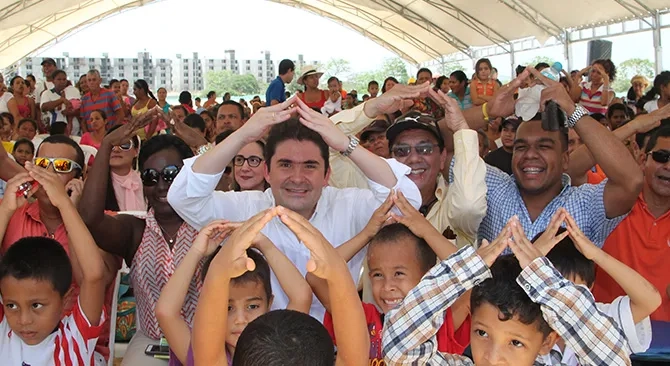 Cien mil viviendas gratis terminadas y cinco millones de colombianos mas con agua potable entre los logros del Ministro Luis Felipe Henao