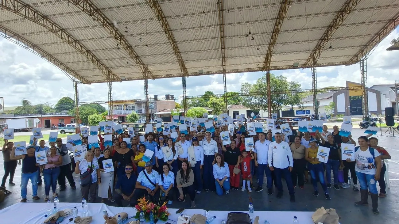 FOTOGRAFIA COMUNICADO ENTREGA DE TITULOS VISTA HERMOSA 01