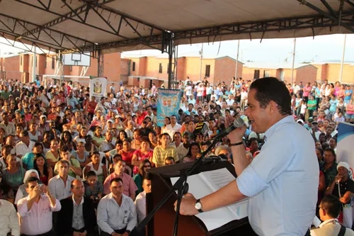 En Palmira y Pradera, Valle del Cauca, Vargas Lleras también puso primera piedra