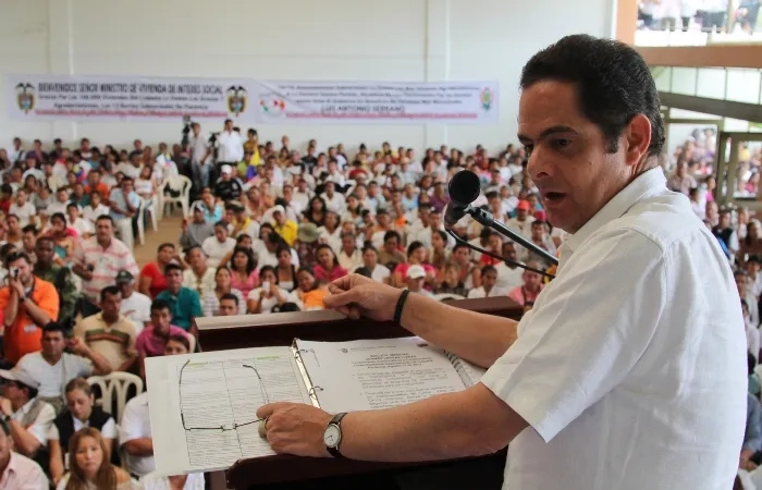 En apertura de subastas para constructores de viviendas gratis en Caquetá, Vargas Lleras recibe las llaves de la ciudad