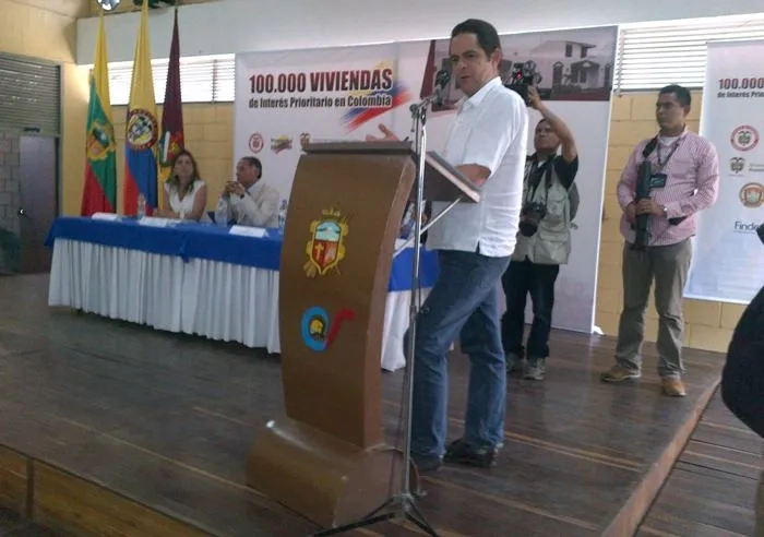 En el Tolima, Vargas Lleras concluyó intenso recorrido de apertura de subastas para viviendas gratis en el sur del país