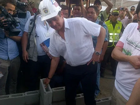 En medio de una fiesta popular, arrancó construcción de viviendas gratis en Santa Marta