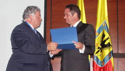 Ministro Vargas Lleras es galardonado por su exitoso programa de vivienda gratuita