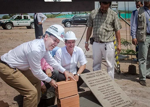 Presidente Santos y Ministro Vargas Lleras pusieron primeras piedras de viviendas gratis en Cundinamarca