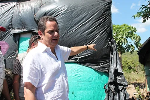 "Quiero que el país vea cómo viven hoy las familias a las que les vamos a dar casa gratis":Vargas Lleras