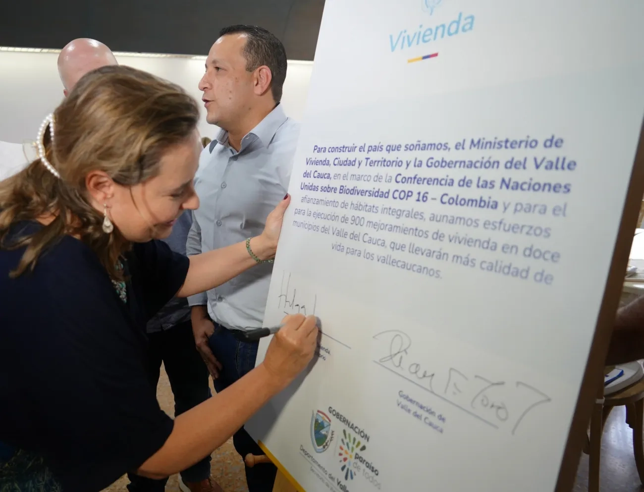 FOTOGRAFÍA MINISTRA HELGA RIVAS EN FIRMA DE CONVENIO CON LA GOBERNACIÓN DEL VALLE DE CAUCA PARA 900 MEJORAMIENTOS DE VIVIENDA EN EL VALLE DEL CAUCA