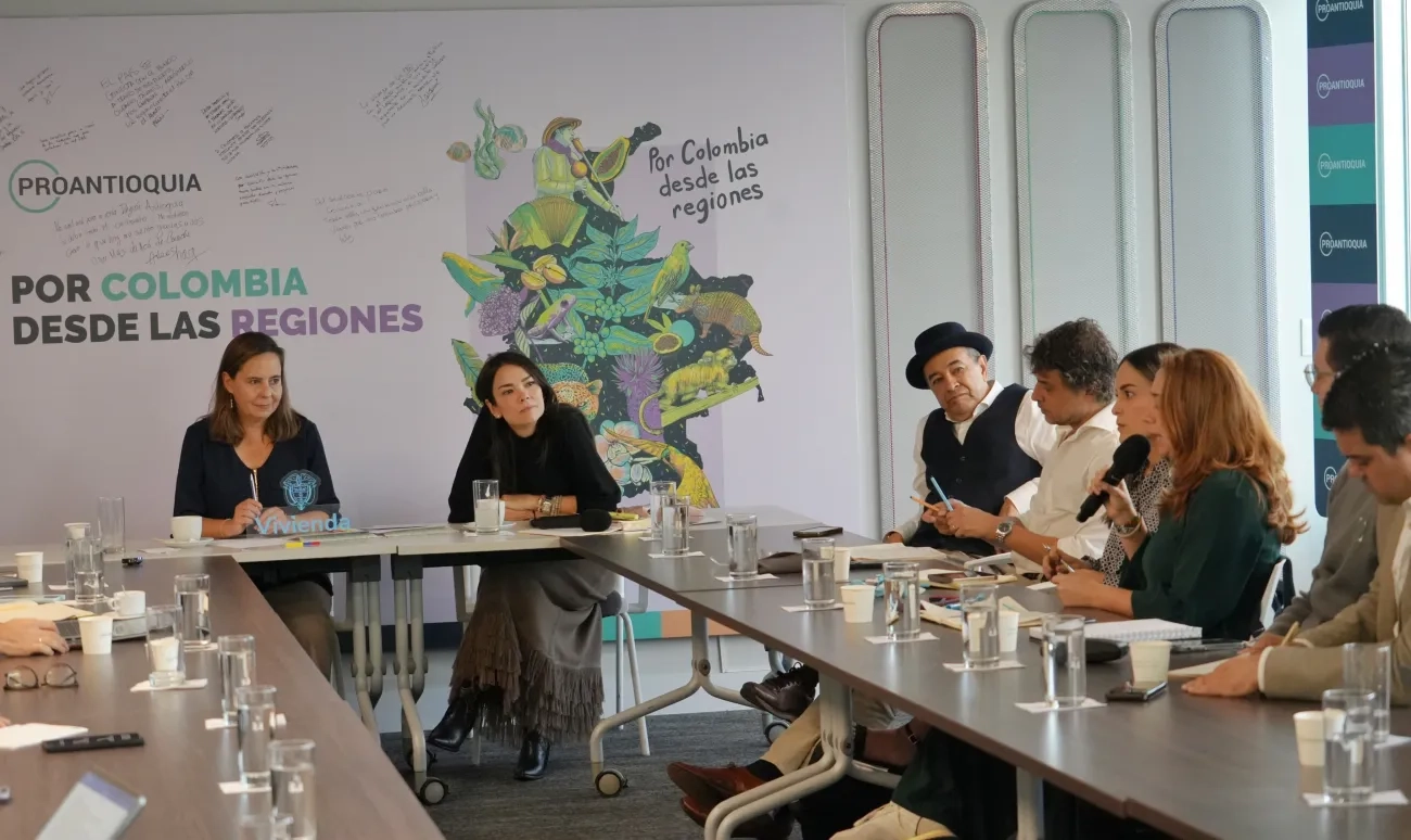 FOTOGRAFÍA MINISTRA HELGA MARÍA RIVAS EN REUNIÓN EN PROANTIOQUIA CON SECTORES PÚBLICOS Y PRIVADOS DEL SISTEMA DE VIVIENDA
