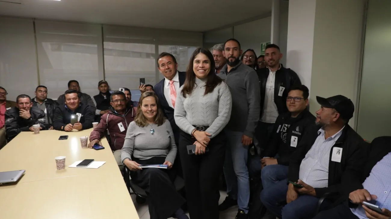 FOTOGRAFÍA MINISTRA HELGA MARÍA RIVAS Y VICEMINISTRA DE VIVIENDA AYDEE MARSIGLIA BELLO, EN MESA DE TRABAJO CON LOS MAESTROS DE OBRA DEL PAÍS