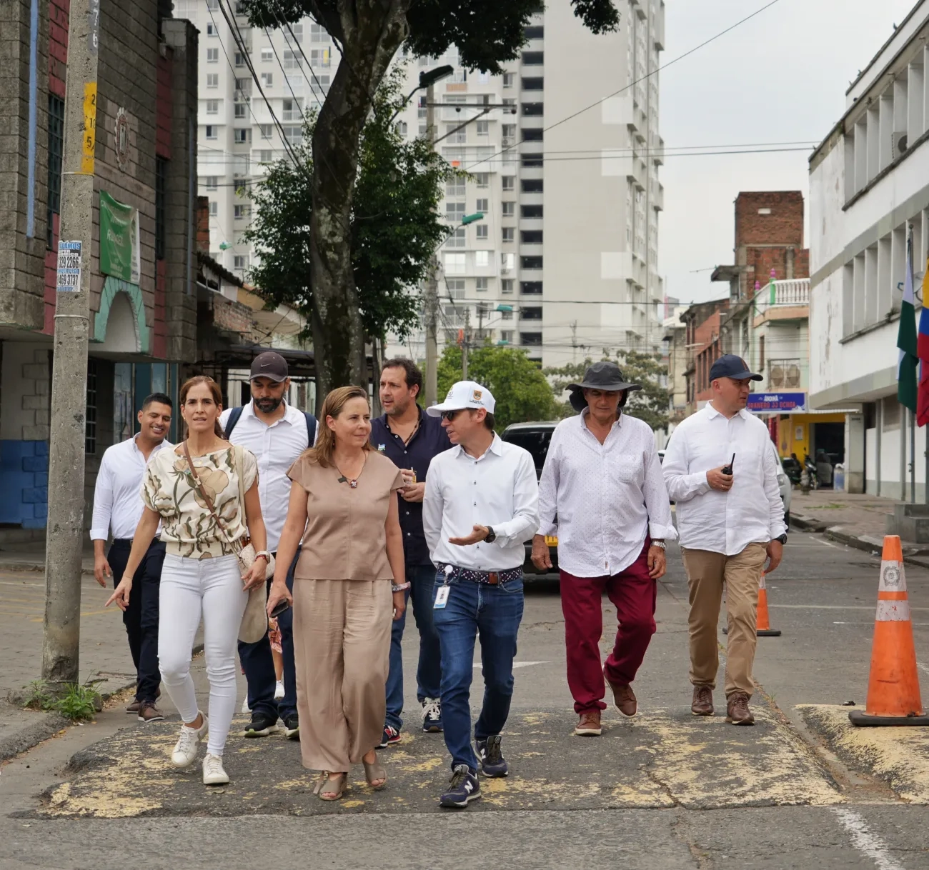 FOTOGRAFÍA MINISTRA DE VIVIENDA HELGA MARÍA RIVAS DURANTE SU RECORRIDO A LOS PROYECTOS DE REVITALIZACIÓN DEL CENTRO DE LA CIUDAD DE CALI