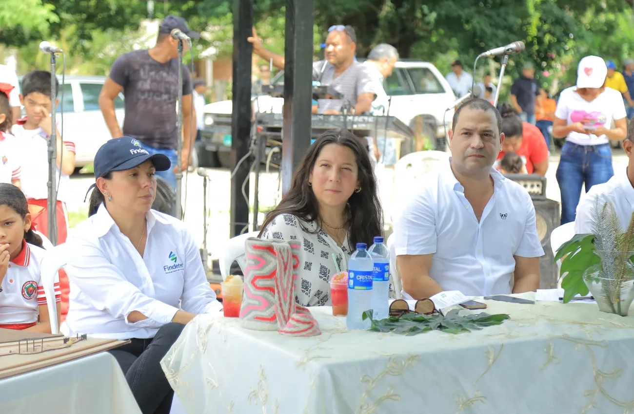 FOTOGRAFÍA DE IZQUIERDA A DERECHA: LA GESTORA DE PROYECTO DE LA FINANCIERA DE DESARROLLO TERRITORIAL, FINDETER; LA DIRECTORA DE ESPACIO URBANO Y TERRITORIAL DEL MINISTERIO DE VIVIENDA, CIUDAD Y TERRITORIO; Y EL ALCALDE MUNICIPAL, RAFAEL HERALDO MANJARREZ APONTE.