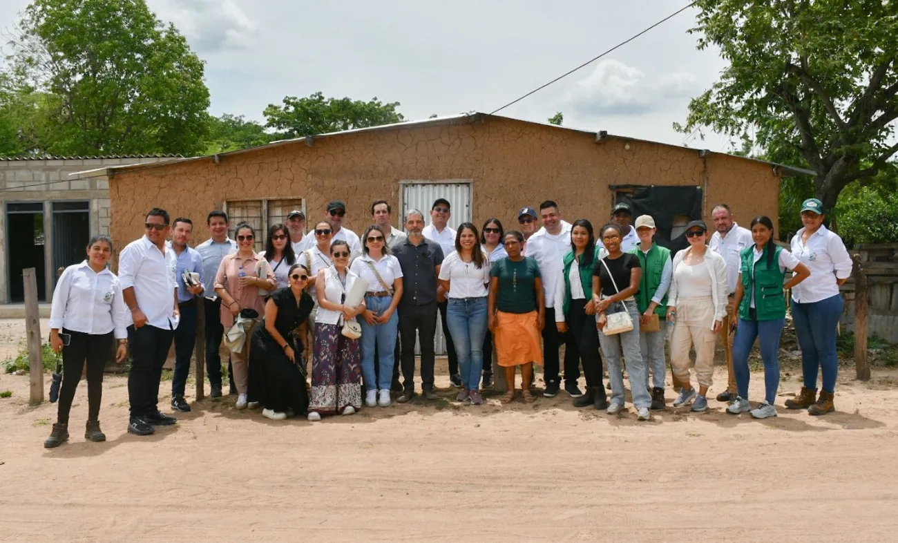 FOTOGRAFIA VICEMINISTRA DE VIVIENDA, AYDEÉ MARSIGLIA BELLO, DURANTE ENTREGA DE MEJORAIENTOS DE VIVIENDA EN EL CORREGIMIENTO LOS VENADOS DE VALLEDUPAR