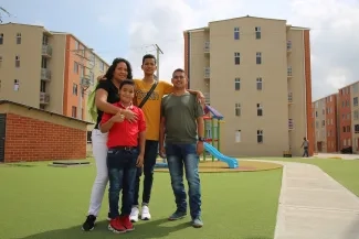 Foto de familia beneficiaria del programa Mi Casa Ya.
