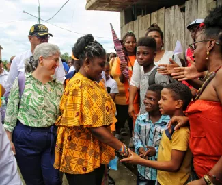 Vicepresidenta de la República, Francia Márquez y ministra de Vivienda, Catalina Velasco, visitaron Timbiquí para analizar alternativas de vivienda para la comunidad. Foto: Sharon Durán (MVCT)