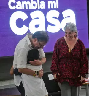  Cambia Mi Casa fue lanzado en Cartagena por el presidente Gustavo Petro y la ministra de Vivienda, Catalina Velasco, quienes entregaron los primeros mejoramientos y firmaron convenios con 8 municipios para conexiones a servicios de agua y saneamiento básico. Fotos: Sharon Durán y René Valenzuela (MVCT).