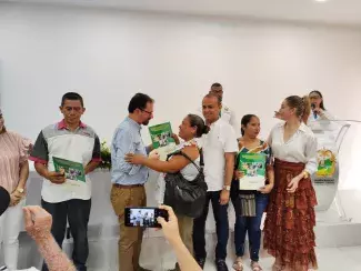 Hogares vulnerables de Sahagún, Córdoba, recibieron el título de propiedad de su vivienda: Fotos: Minvivienda y cortesía alcaldía de Sahagún