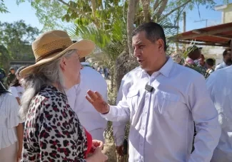 Ministra Catalina Velasco, alcalde Dumek Turbay y gobernador Yamil Arana, durante socialización de inicio del proyecto de alcantarillado para Bayunca y Pontezuela. Foto: Sharon Durán (archivo MVCT).