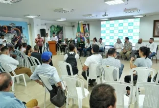 Ministra de Vivienda, Catalina Velasco, en encuentro con la comunidad de la vereda Colmenas. Foto: Sharon Durán (archivo MVCT).