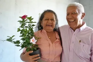 Ministra de Vivienda, Catalina Velasco, con las familias beneficiadas con vivienda nueva en Gigante, Huila. Foto: Sharon Durán (archivo MVCT).