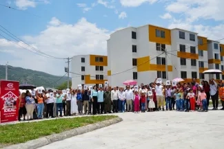 Ministra de Vivienda, Catalina Velasco, con las familias beneficiadas con vivienda nueva en Gigante, Huila. Foto: Sharon Durán (archivo MVCT).