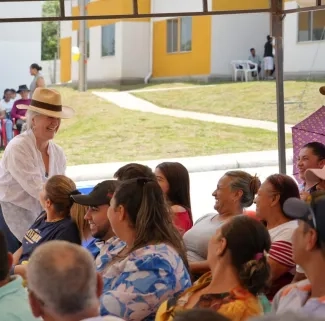 Ministra de Vivienda, Catalina Velasco, con las familias beneficiadas con vivienda nueva en Gigante, Huila. Foto: Sharon Durán (archivo MVCT).