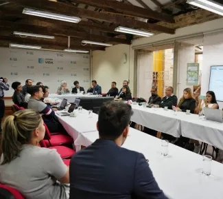 Ministra Catalina Velasco, con miembros de los sectores de la construcción y bancario, en conversatorio sobre el sector de la vivienda. Foto: Sharon Durán (archivo MVCT).