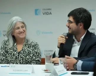 Ministra Catalina Velasco, con miembros de los sectores de la construcción y bancario, en conversatorio sobre el sector de la vivienda. Foto: Sharon Durán (archivo MVCT).