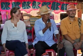 Fotografia Ministra Helga Rivas, Viceministro Edward Libreros junto con lider de la comunidad de Zapatamana 