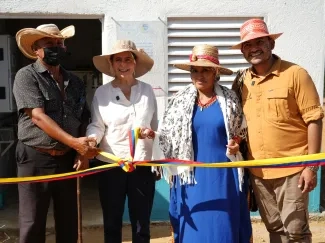 Fotografia Ministra Helga Rivas, Viceministro Edward Libreros, haciendo entrega de infraestructuras de agua potable