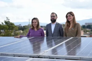 Fotografia, ministro de Minas y Energía, presidenta del Fondo Nacional del Ahorro (FNA) y la ministra de Vivienda, Ciudad y Territorio, visitando proyectos de paneles solares con tecnología fotovoltaica 