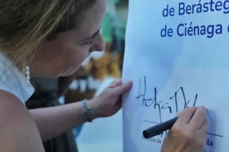 FOTOGRAFÍA, MINISTRA DE VIVIENDA EN FIRMA PARA DAR INICIO A MÁS PROYECTOS DE MEJORAMIENTOS 