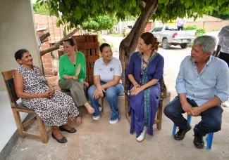 Fotografia, Minstra Helga Rivas con beneficiaria de mejoramientos