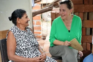 Fotografia, Minstra Helga Rivas con beneficiaria de mejoramientos
