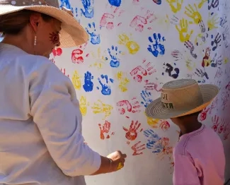 Fotografia MIstra Helga Rivas compartiendo con la comunidad