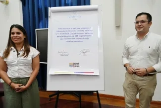FOTOGRAFÍA VICEMINISTRA DE VIVIENDA, AYDEÉ MARSIGLIA CON EL ALCALDE DE LOS PATIOS
