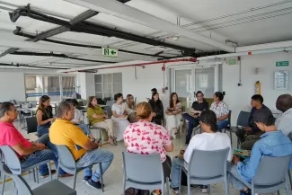 FOTOGRAFÍA DE LA VICEMINISTRA DE VIVIENDA, AYDEÉ MARSIGLIA EN REUNIÓN CON LOS VOCEROS DE LAS ORGANIZACIONES SOCIALES DE LA MINGA CALI